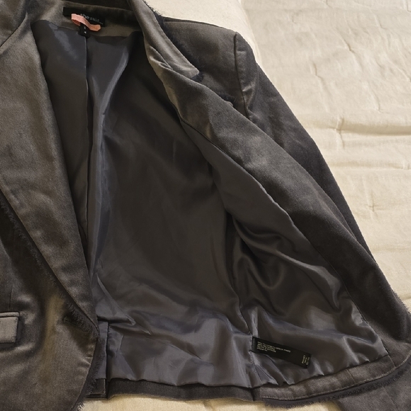 Sophisticated Gray Cropped Blazer with Tailored Silhouette - Picture 8 of 13